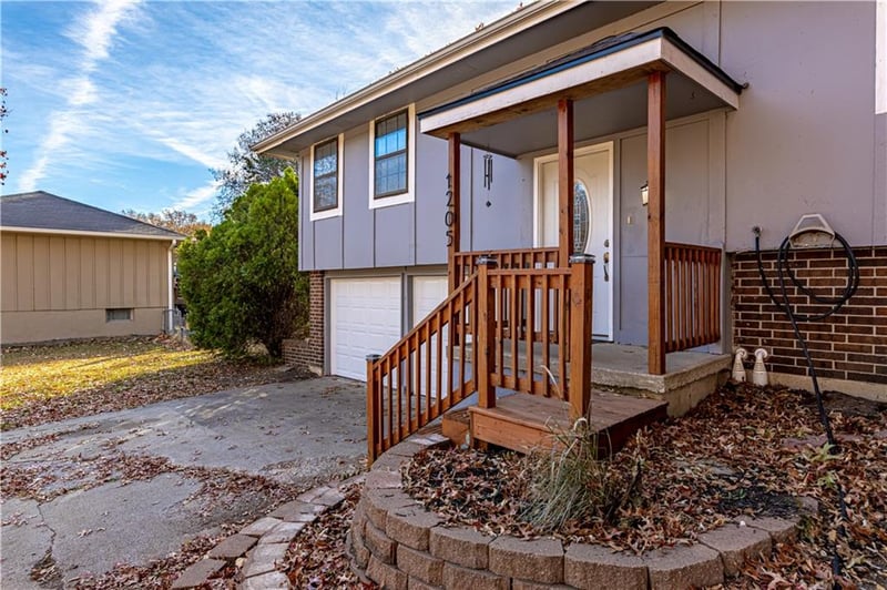 1205 5th St, Lee's Summit, MO 64063