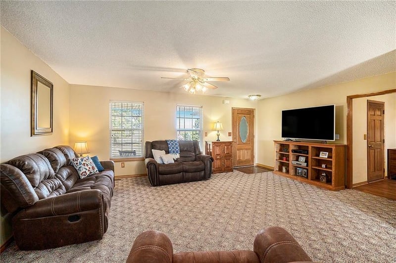 22543 Dempsey Rd N, Leavenworth, KS 66048