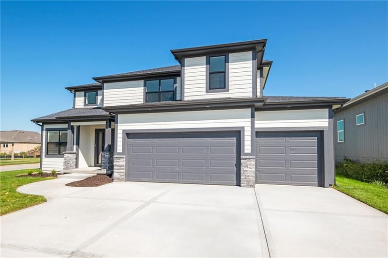 18901 W 193rd Ter, Spring Hill, KS 66083