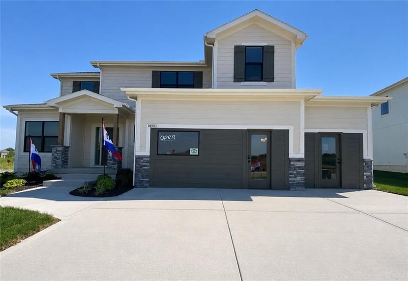 18901 W 193rd Ter, Spring Hill, KS 66083
