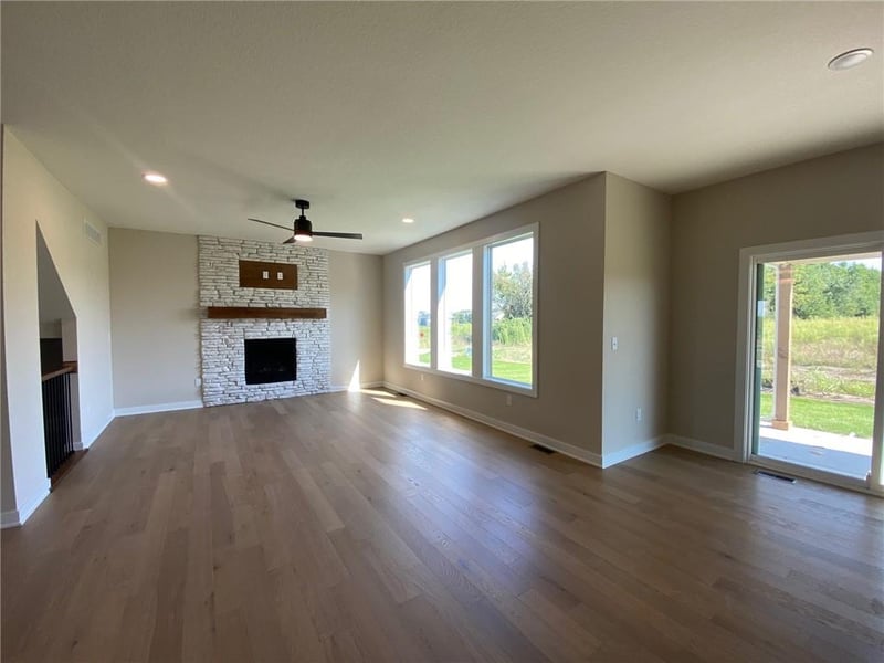 18901 W 193rd Ter, Spring Hill, KS 66083