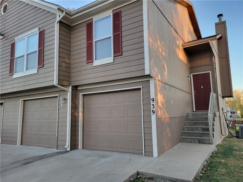 939-941 Goldfinch Ln, Liberty, MO 64068