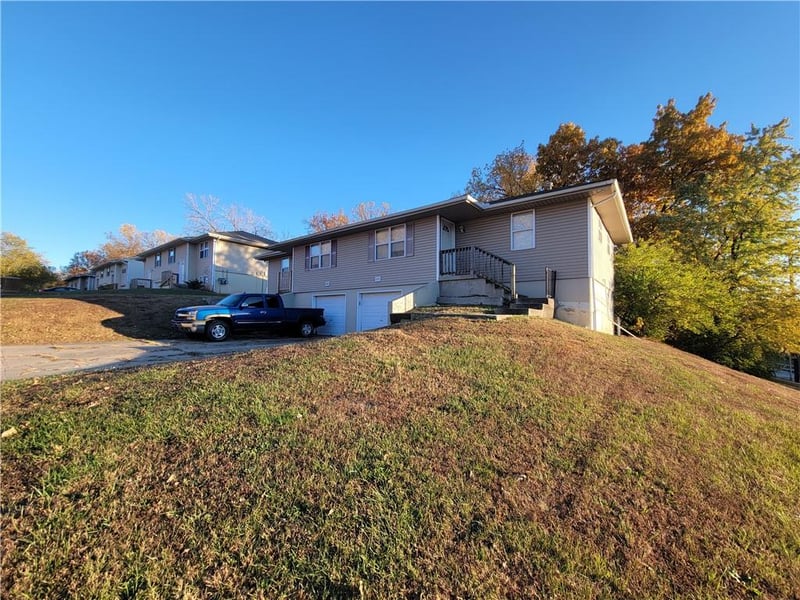 325-327 62nd Ter, Gladstone, MO 64118