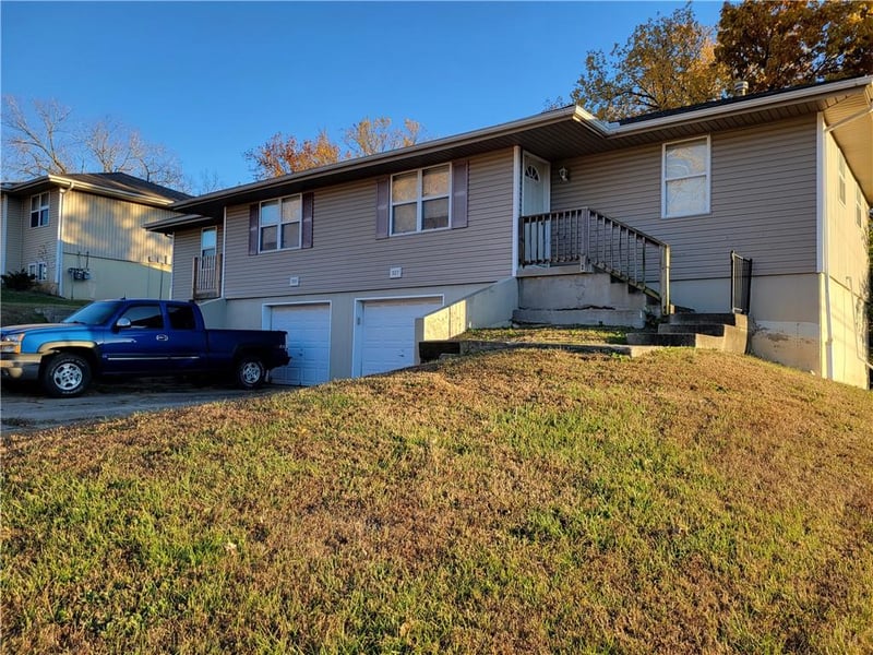 325-327 62nd Ter, Gladstone, MO 64118