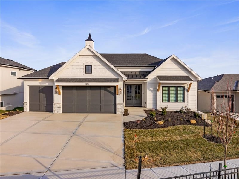 11239 Sunray Dr, Olathe, KS 66061