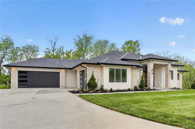 7260 Pampas Ln, Parkville, MO 64152