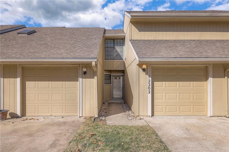 12202 Charlotte St, Kansas City, MO 64146