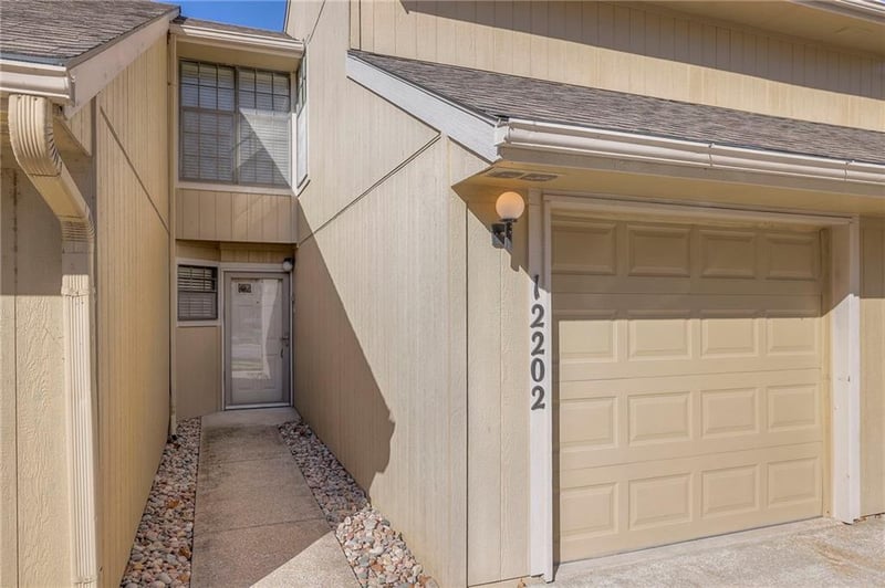 12202 Charlotte St, Kansas City, MO 64146