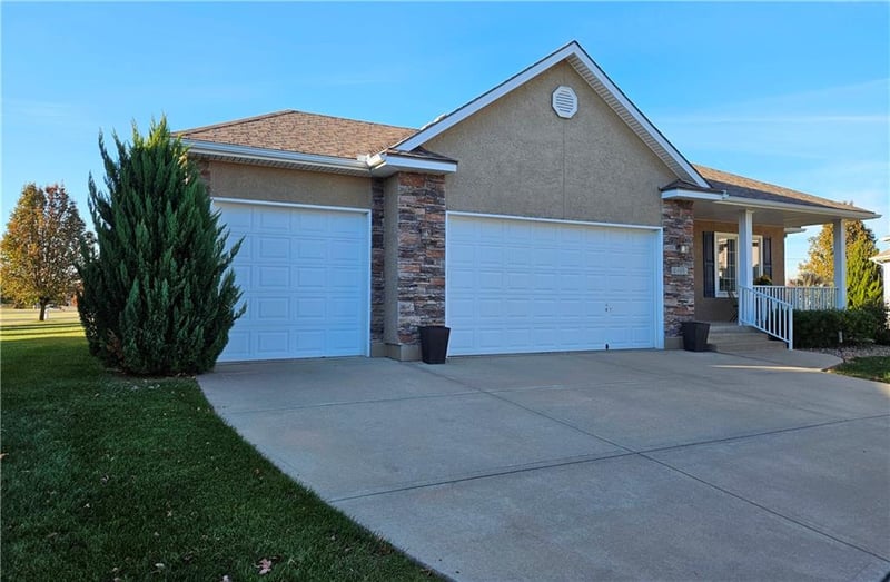 4605 Olympia Cir, Lee's Summit, MO 64082