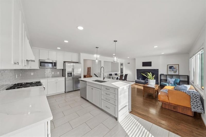 909 85th St, Kansas City, MO 64114