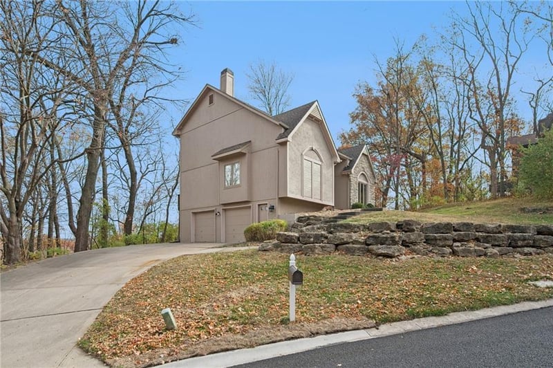 5305 Bluff Dr, Kansas City, MO 64152