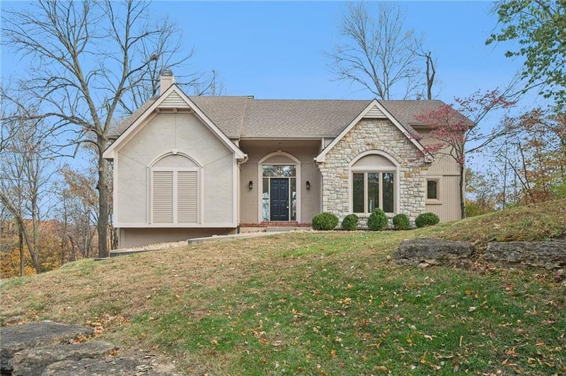 5305 NW Bluff Dr, Kansas City, MO 64152