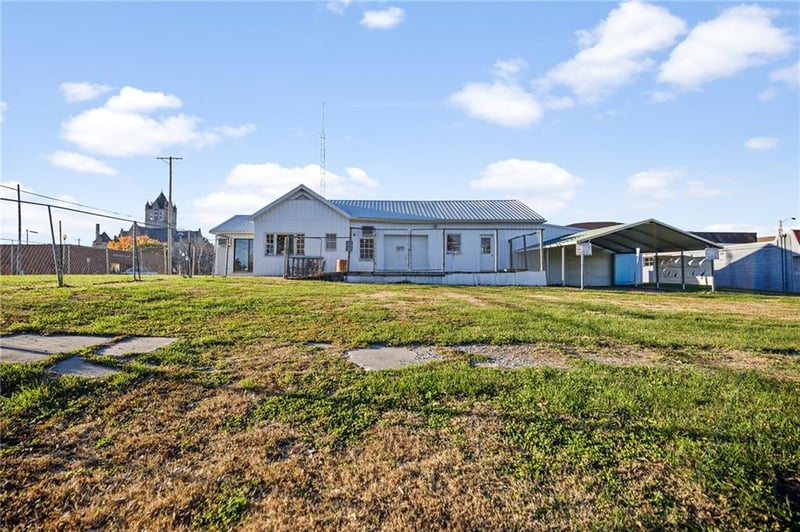 131 8th St, Trenton, MO 64683