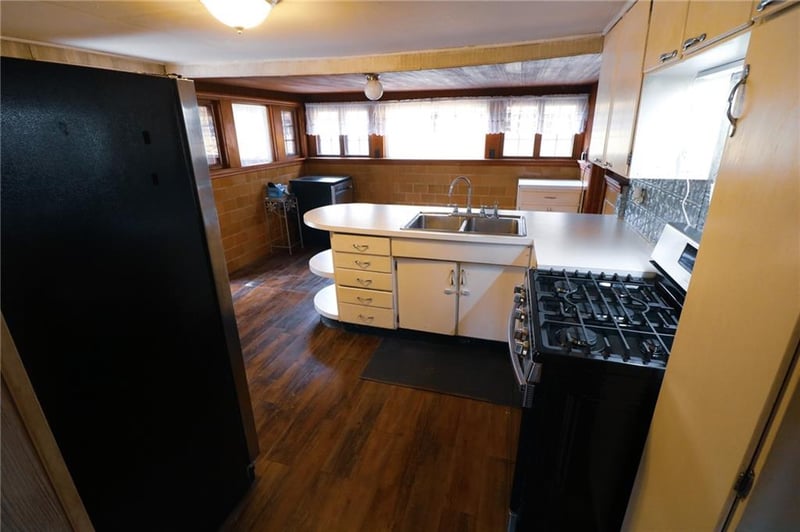 4910 Clover Rd, St Joseph, MO 64505