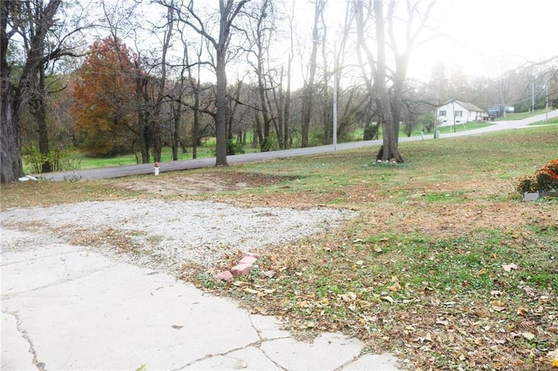 4910 Clover Rd, St Joseph, MO 64505