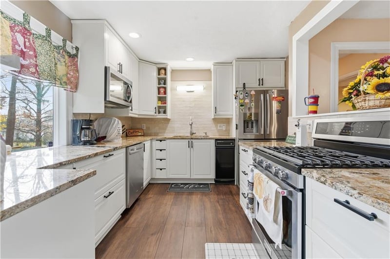 9207 97th St, Overland Park, KS 66212