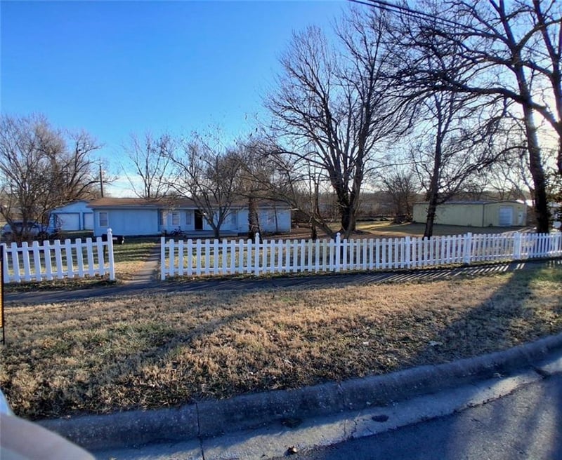 1103 Chestnut St, Osawatomie, KS 66064