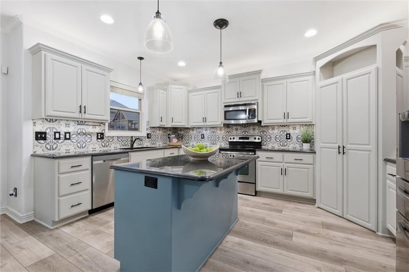 313 Eagles Ridge Dr, Blue Springs, MO 64014