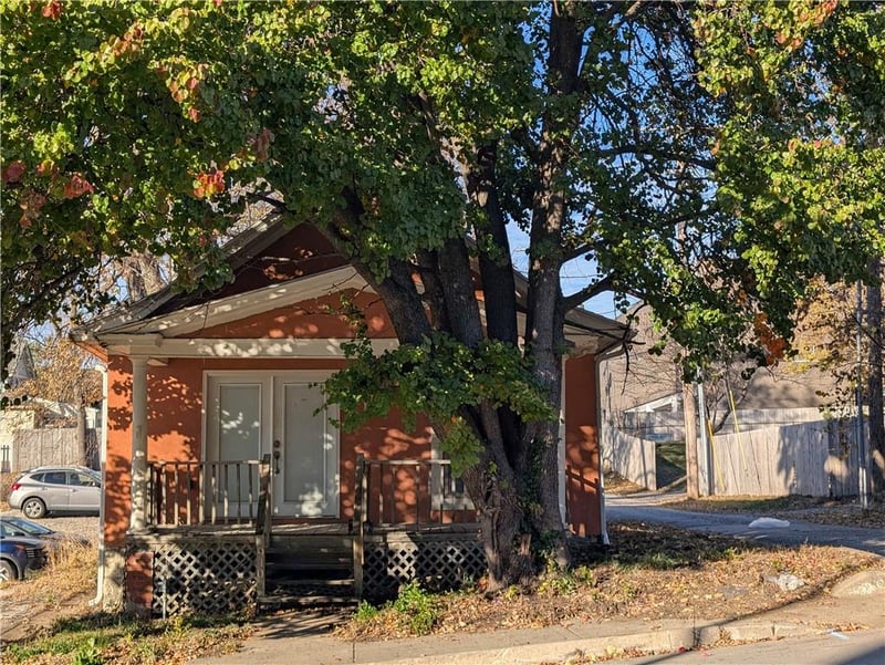 910 45th St, Kansas City, MO 64111