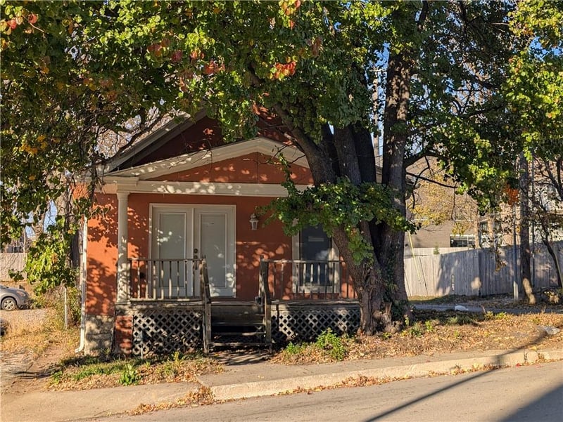 910 45th St, Kansas City, MO 64111