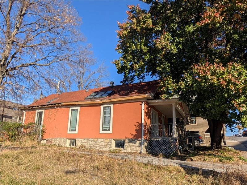 910 45th St, Kansas City, MO 64111