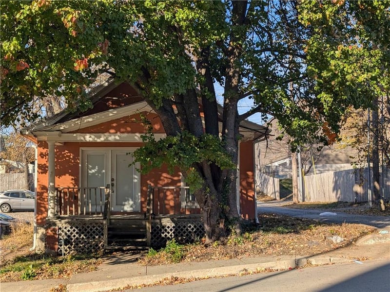 910 45th St, Kansas City, MO 64111