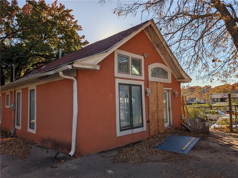 910 45th St, Kansas City, MO 64111