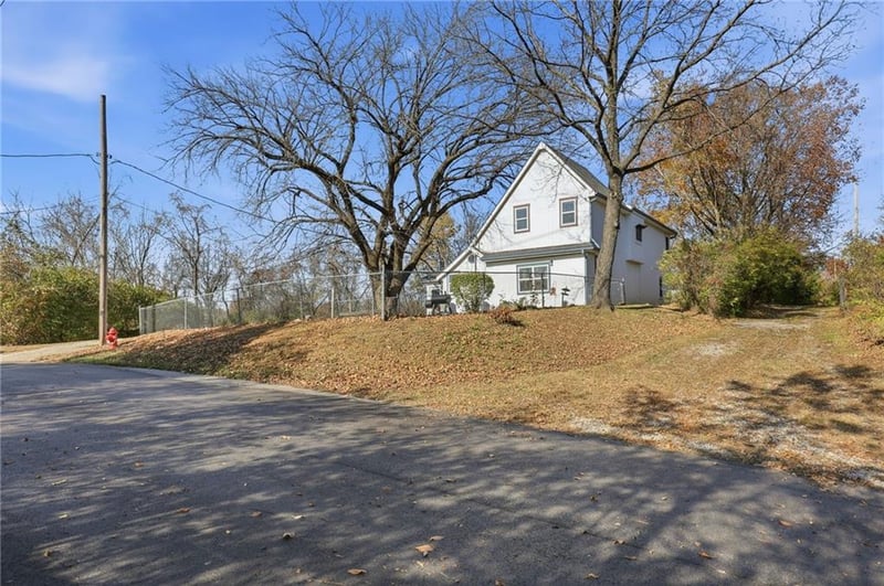 8414 Cernech Rd, Kansas City, KS 66109