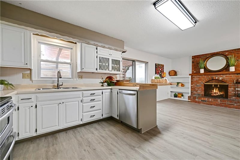 1406 52nd Ter, Kansas City, MO 64118