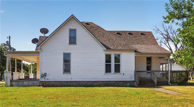 939 N Lynn St, Nevada, MO 64772