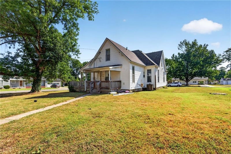 939 N Lynn St, Nevada, MO 64772