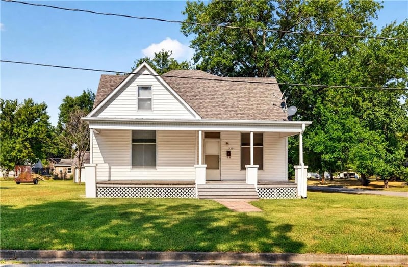 939 N Lynn St, Nevada, MO 64772