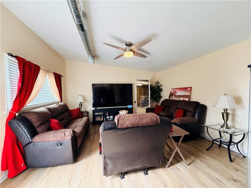 6800 58th St, Kansas City, MO 64129