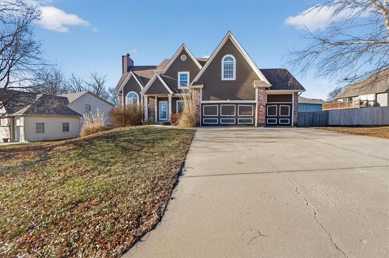 1008 Pacific Dr, Lee's Summit, MO 64081