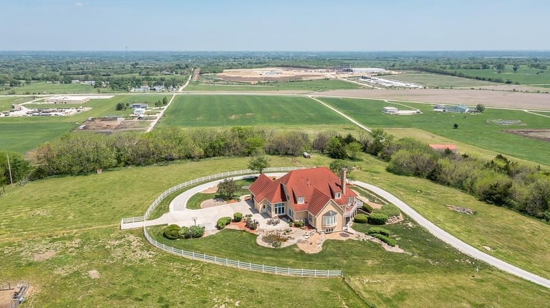 17029 Chieftain Rd, Tonganoxie, KS 66086