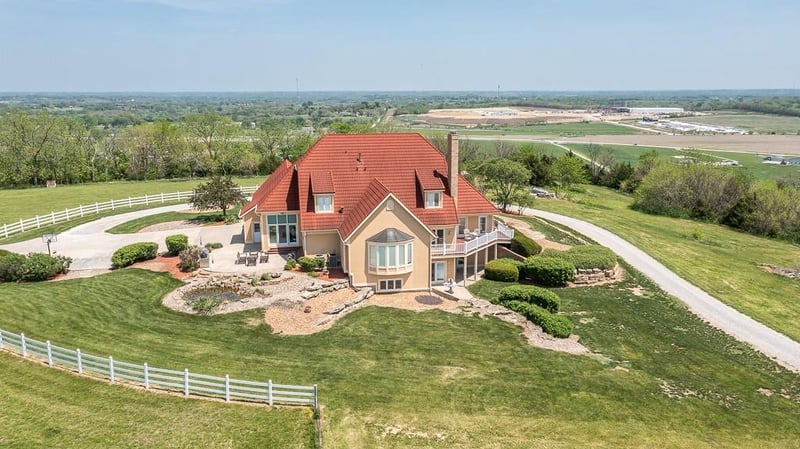 17029 Chieftain Rd, Tonganoxie, KS 66086