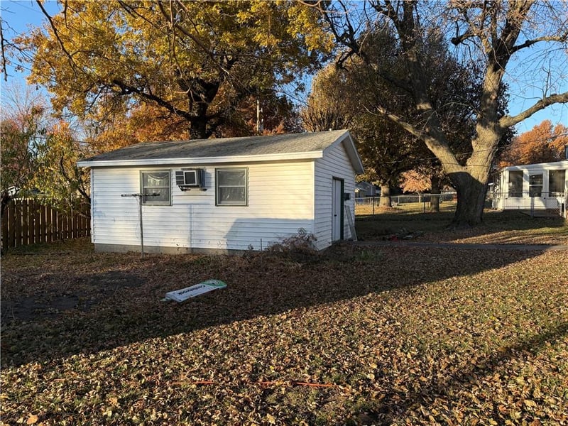 411 Navajo Ave, Hiawatha, KS 66434