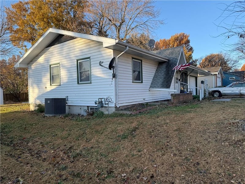 411 Navajo Ave, Hiawatha, KS 66434