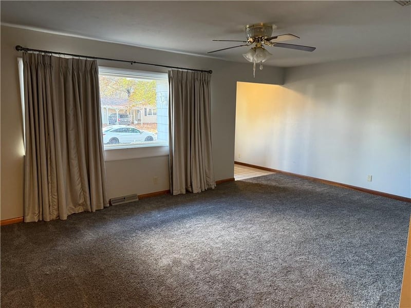 104 Warwick Rd, Coffeyville, KS 67337