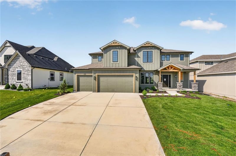 8007 77th St, Kansas City, MO 64158
