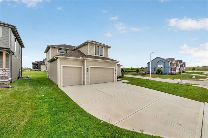 8003 NE 77th St, Kansas City, MO 64158