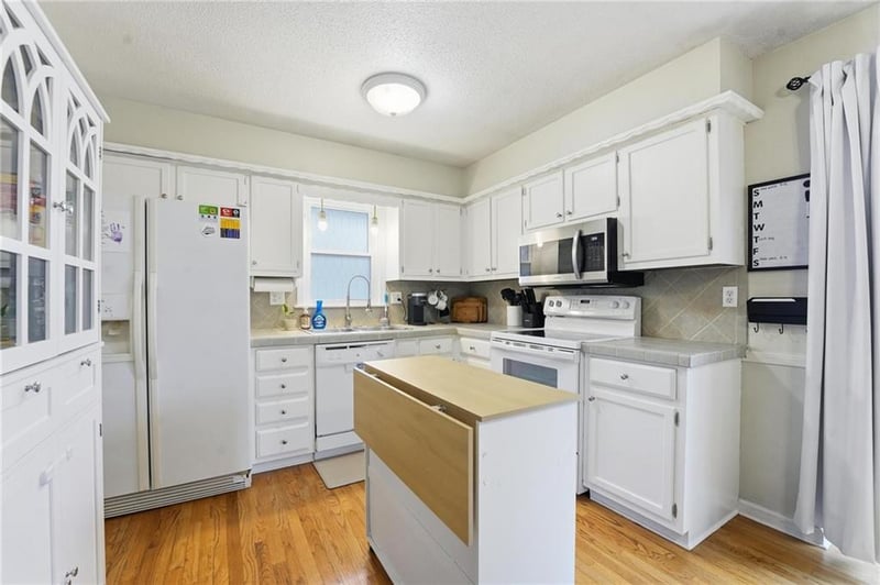 307 Sharon Dr, Lee's Summit, MO 64063