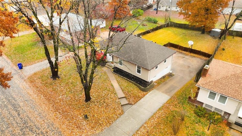 307 Sharon Dr, Lee's Summit, MO 64063