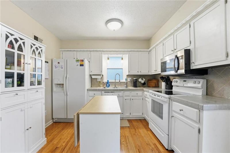 307 Sharon Dr, Lee's Summit, MO 64063