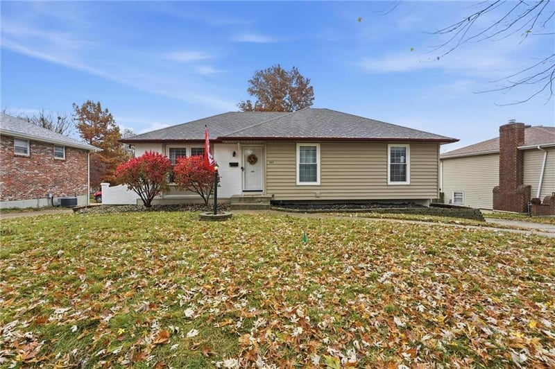 307 Sharon Dr, Lee's Summit, MO 64063