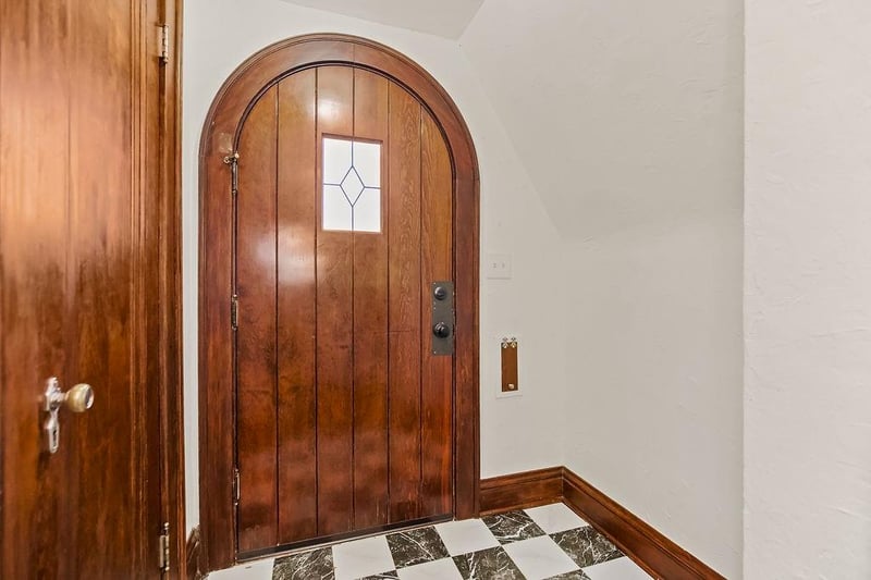 619 Romany Rd, Kansas City, MO 64113