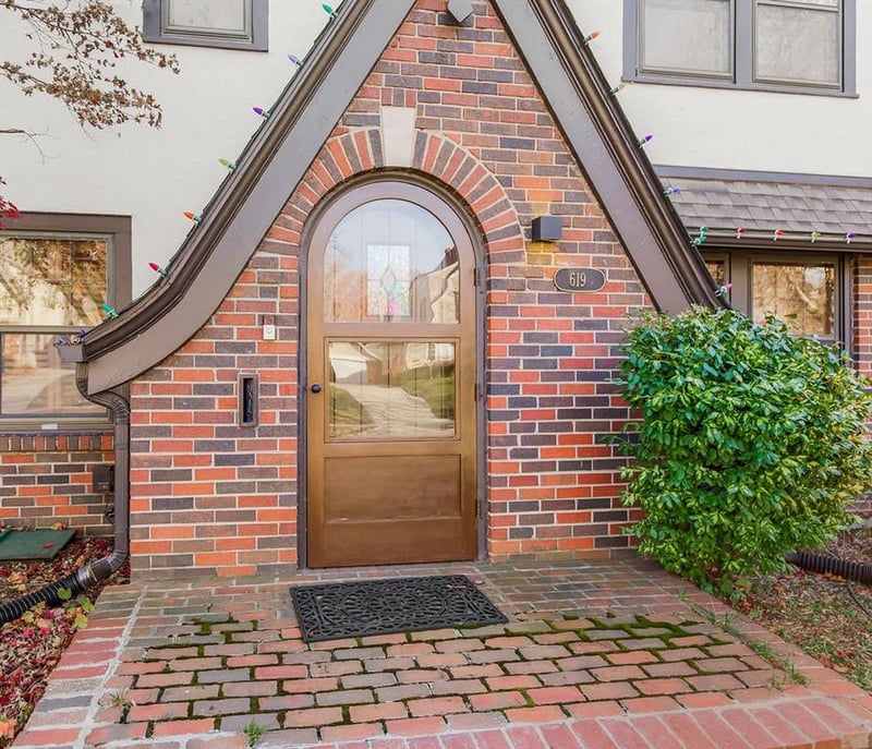 619 Romany Rd, Kansas City, MO 64113