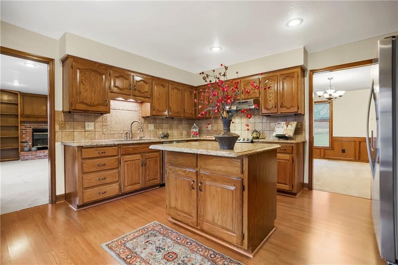 7736 Darnell St, Lenexa, KS 66216