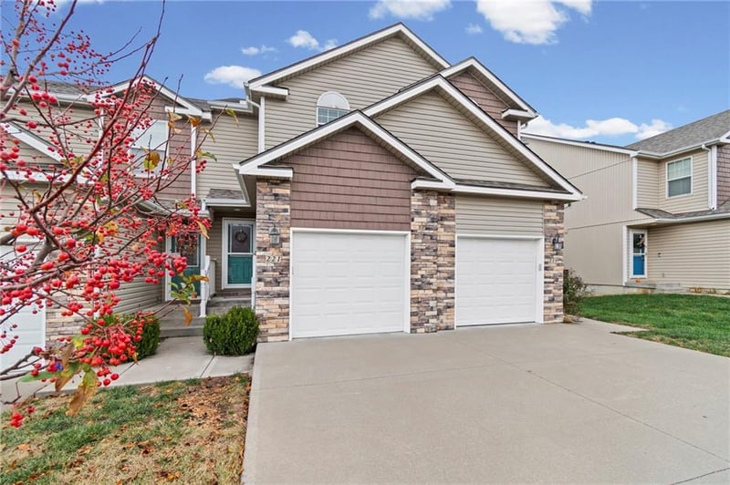 221 Pointe Ln, Raymore, MO 64083