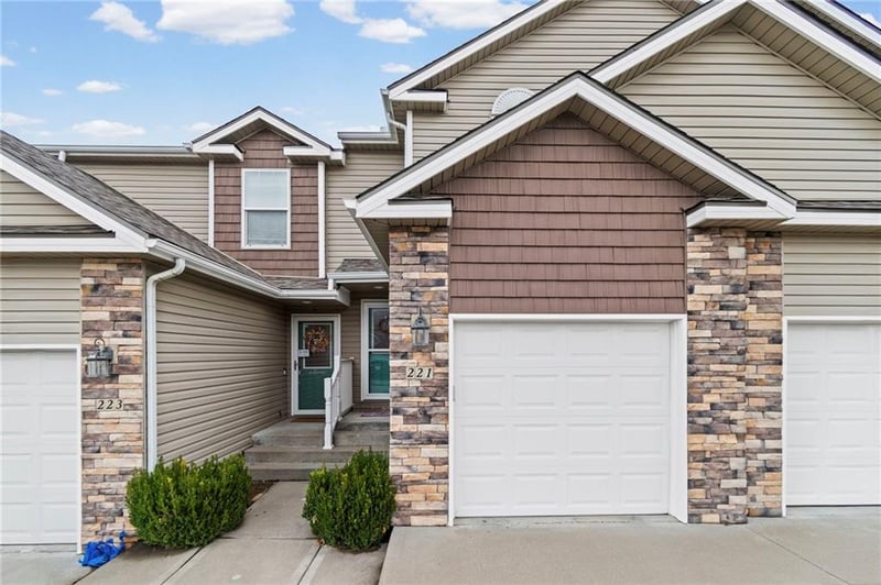 221 Pointe Ln, Raymore, MO 64083